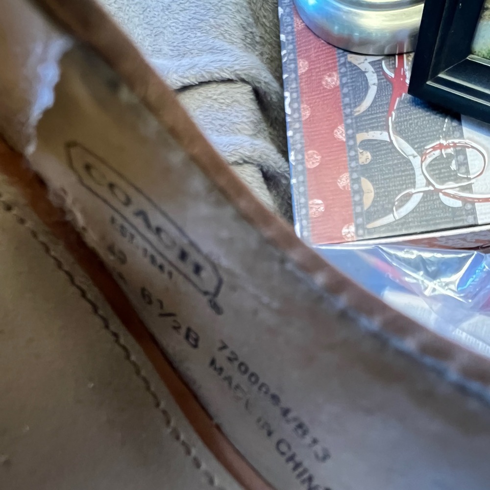 Ladies leather Coach 4 inch beige peep toe pumps w gold logo buckle - Picture 5 of 12